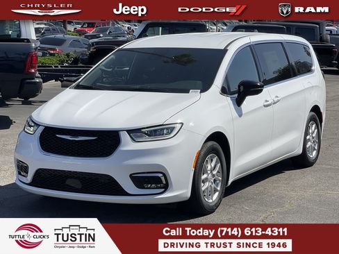 New 2026 Chrysler Pacifica Select FWD image 3