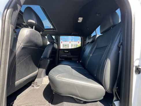 Certified 2018 Toyota Tacoma TRD Off-Road AWD/4WD image 16
