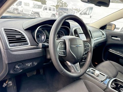 Used 2022 Chrysler 300 Touring w/ Sport Appearance Package image 10