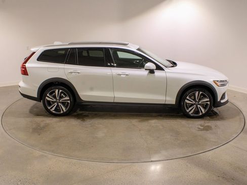 Used 2025 Volvo V60 B5 Cross Country Plus image 6