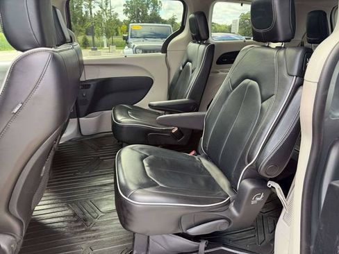 Used 2021 Chrysler Pacifica Limited AWD/4WD image 14