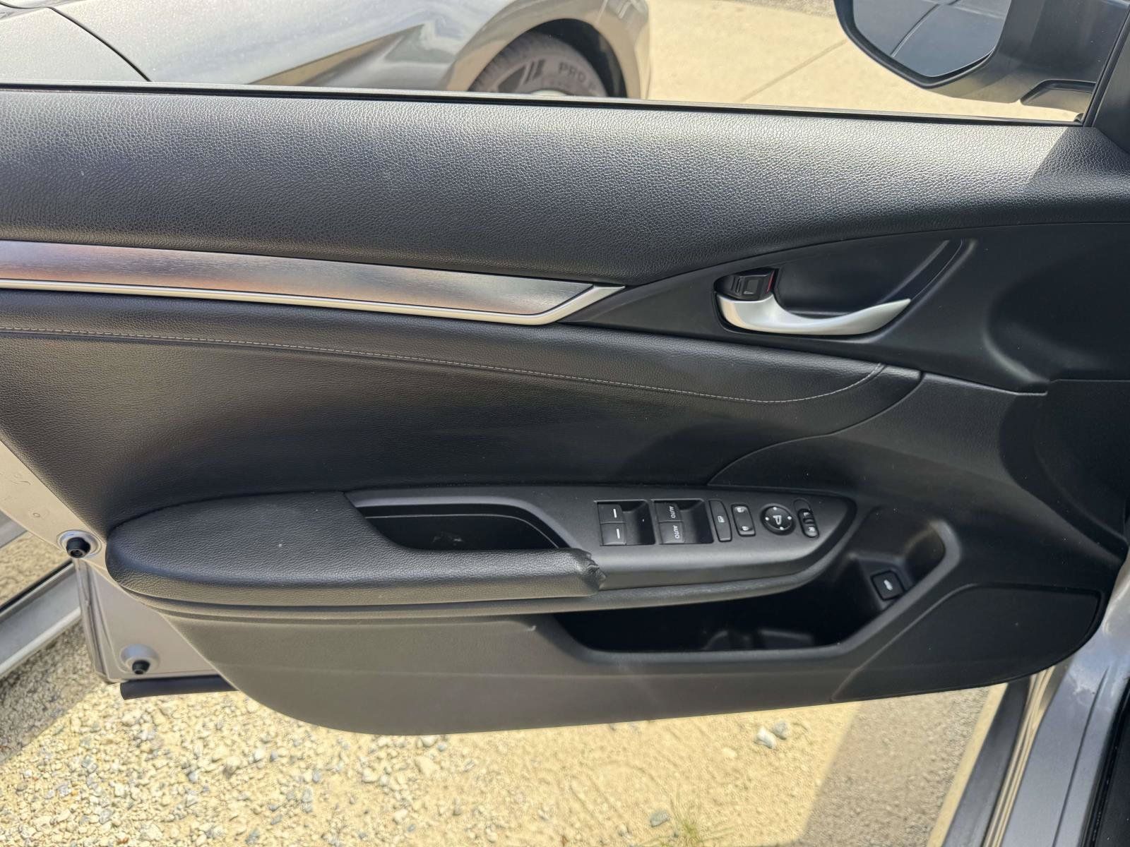 Used 2018 Honda Civic EX-L image 12