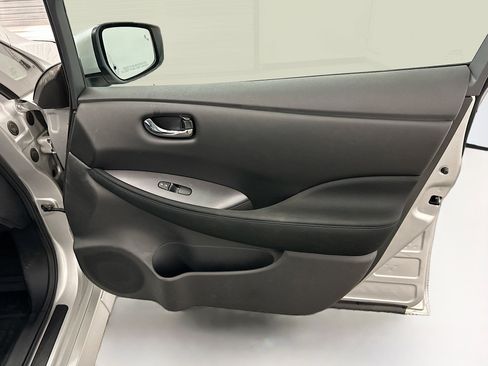 Used 2025 Nissan Leaf S image 32