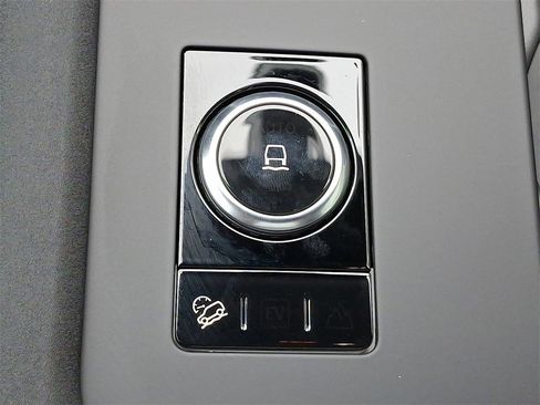 New 2025 Land Rover Discovery S image 20