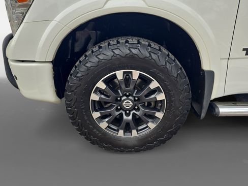 Used 2019 Nissan Titan PRO-4X w/ Pro-4x Convenience Package image 9