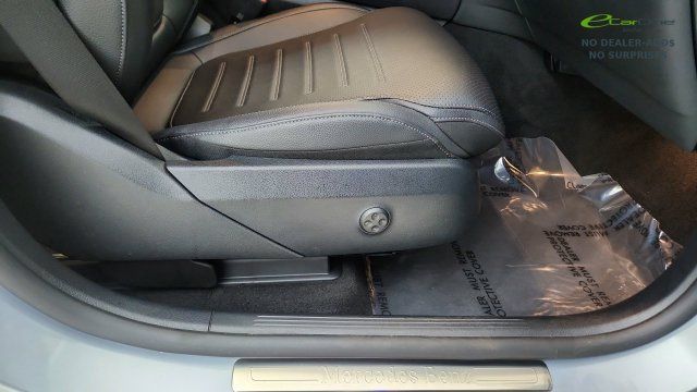 Used 2025 Mercedes-Benz GLC 300 4MATIC image 37