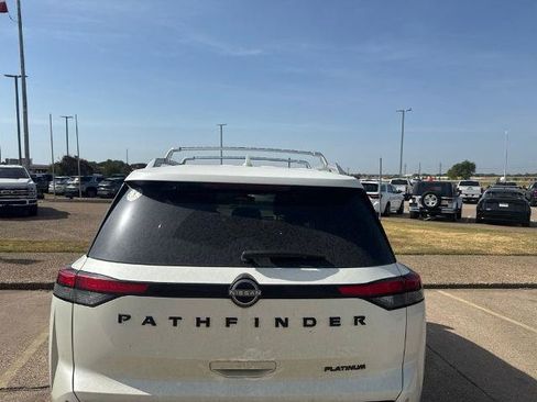 Used 2023 Nissan Pathfinder Platinum FWD image 3