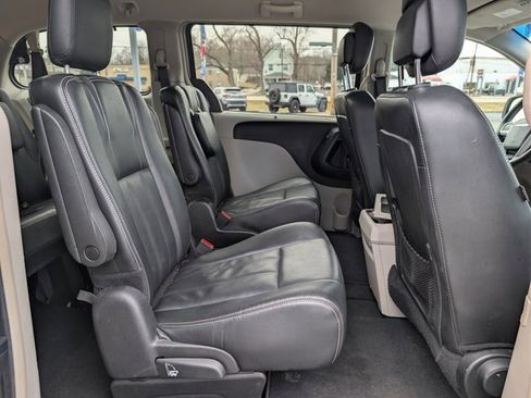 Used 2015 Chrysler Town & Country Touring w/ Driver Convenience Group image 17