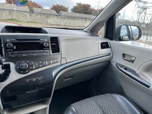 Used 2011 Toyota Sienna SE image 11