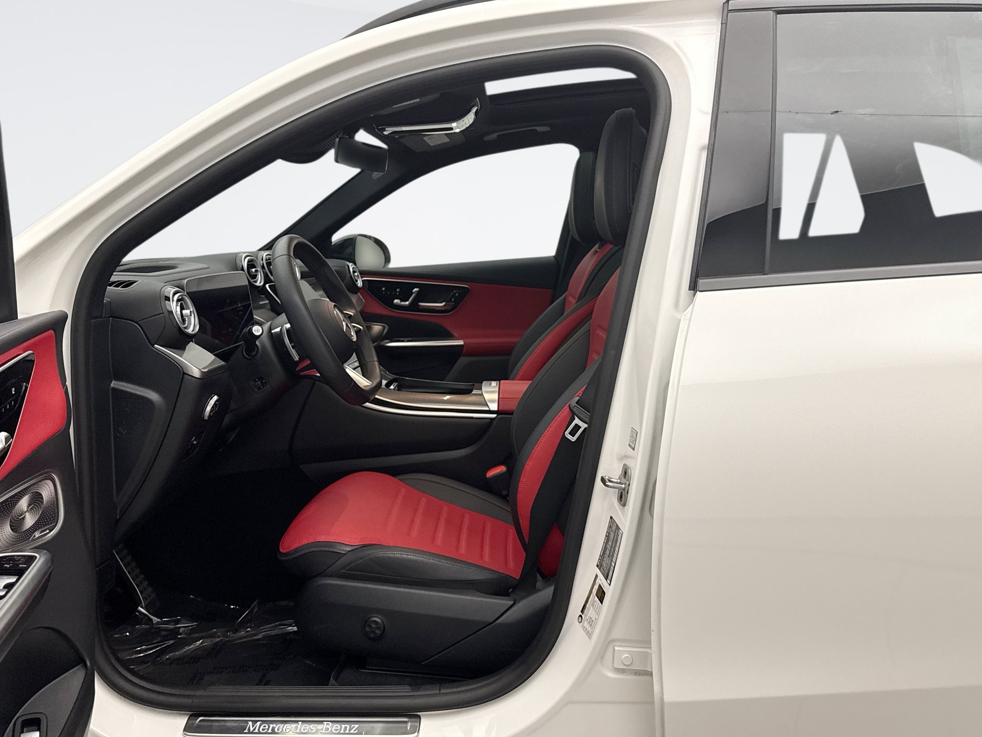 Used 2025 Mercedes-Benz GLC 300 4MATIC image 11