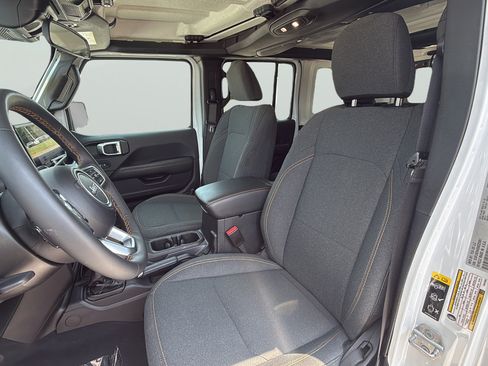 Used 2025 Jeep Wrangler Unlimited Sahara AWD/4WD image 23