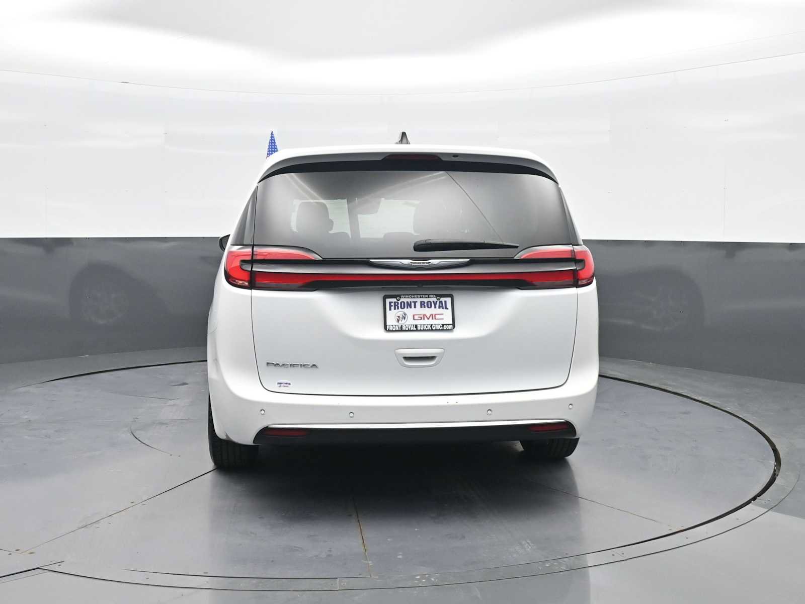 Used 2023 Chrysler Pacifica Touring-L FWD image 6