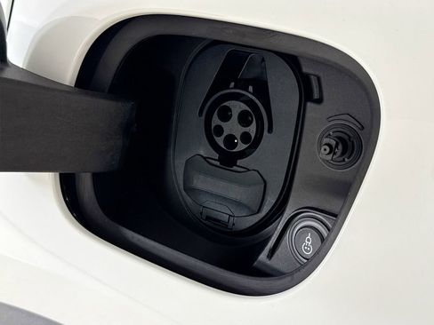 Used 2025 Porsche Macan Electric RWD image 31