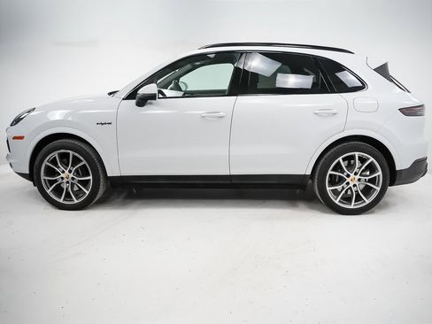 Certified 2023 Porsche Cayenne Platinum Edition image 2