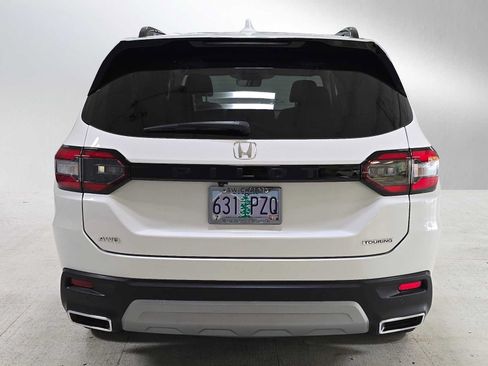 Used 2025 Honda Pilot Touring image 4