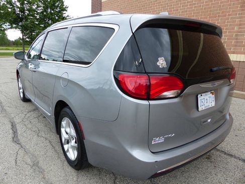 Used 2020 Chrysler Pacifica Touring-L w/ Tire & Wheel Group FWD image 5