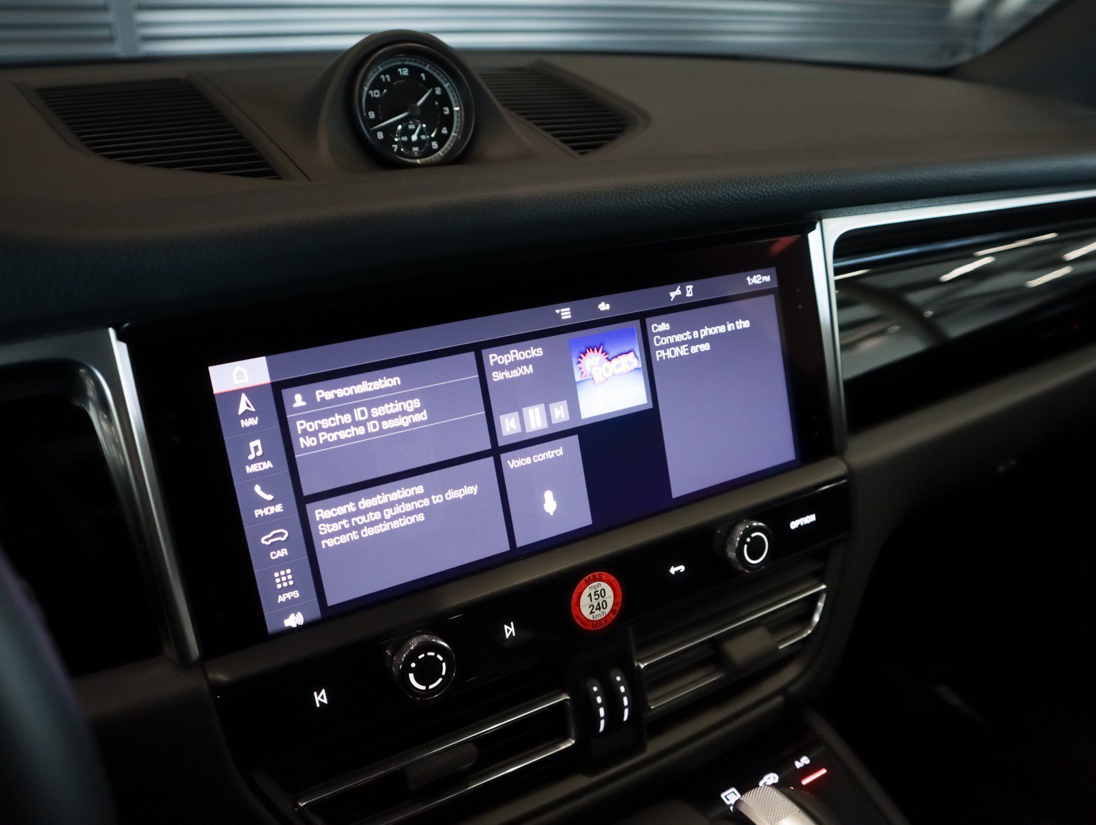 Certified 2024 Porsche Macan AWD/4WD image 23