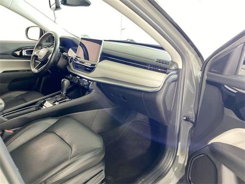 Used 2022 Jeep Compass Limited image 36