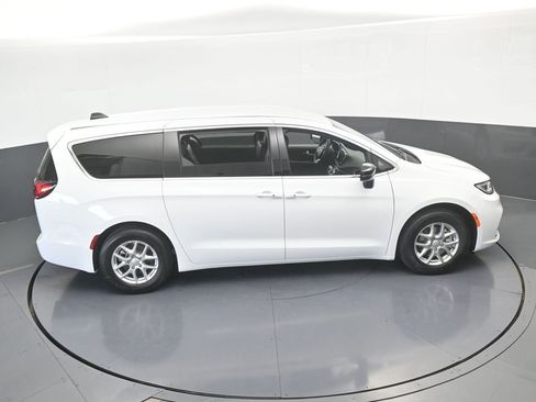 New 2026 Chrysler Pacifica Select image 45