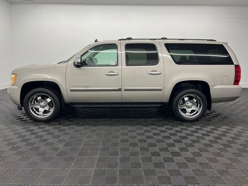 Used 2007 Chevrolet Suburban LT w/ LT Preferred Equipment Group AWD/4WD image 2