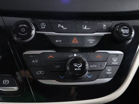 Used 2024 Chrysler Pacifica Touring-L image 47