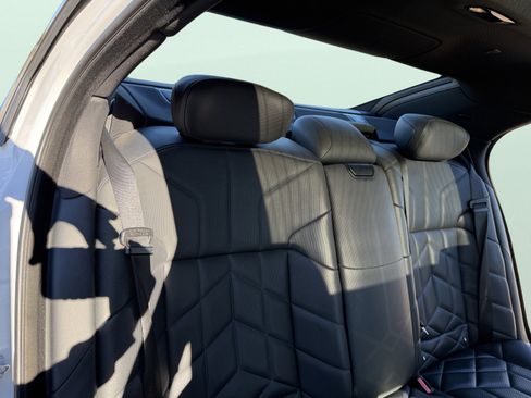 Used 2023 BMW 740i image 31