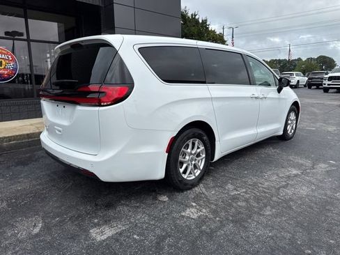 Used 2024 Chrysler Pacifica Touring-L FWD image 26