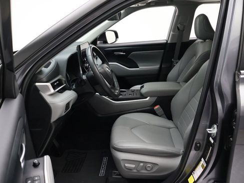 Certified 2024 Toyota Highlander XLE image 14