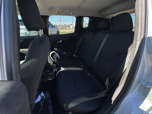 Used 2018 Jeep Renegade Latitude image 12