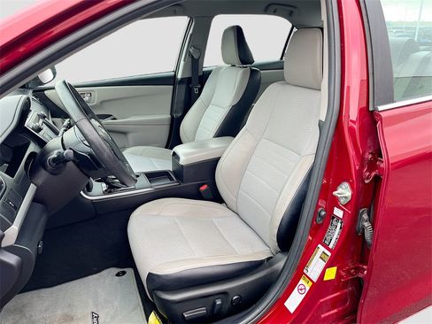 Used 2017 Toyota Camry SE image 19