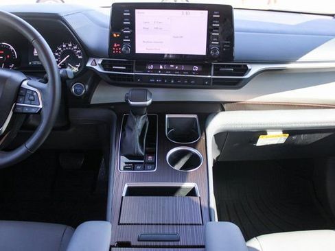 Used 2024 Toyota Sienna XLE image 17