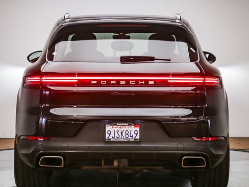 Used 2024 Porsche Cayenne AWD/4WD image 6