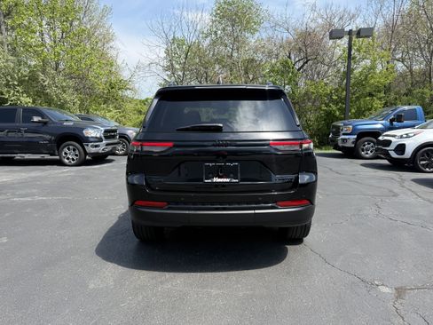 Used 2023 Jeep Grand Cherokee Limited w/ Black Appearance Package AWD/4WD image 5