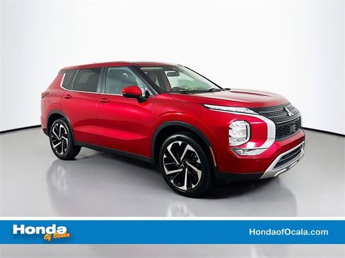 Used 2024 Mitsubishi Outlander SE image 1