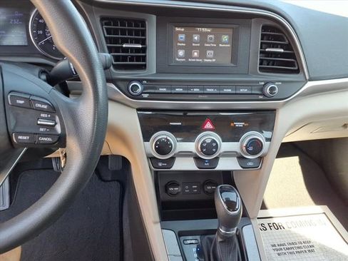 Used 2019 Hyundai Elantra SE image 12