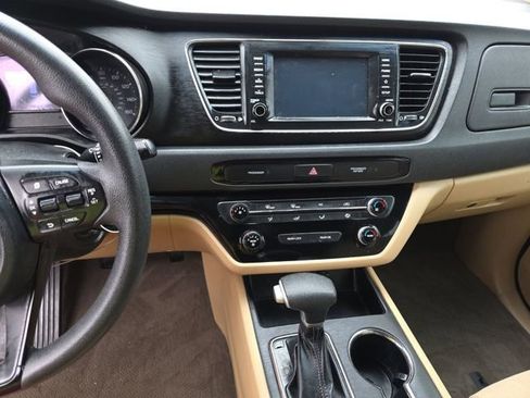 Used 2020 Kia Sedona LX image 7