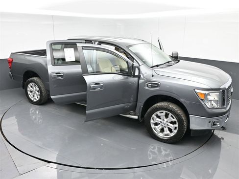 Used 2016 Nissan Titan SV image 37