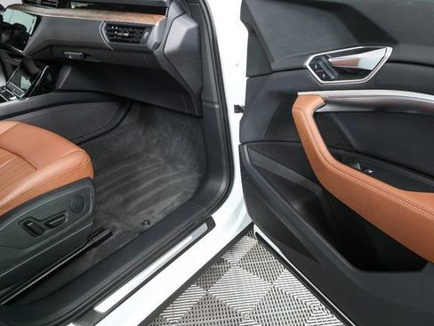Certified 2022 Audi e-tron Premium image 26