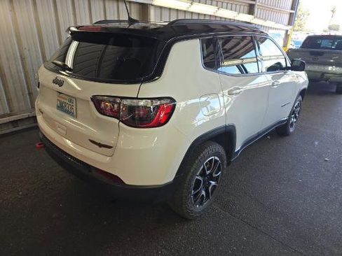 Used 2025 Jeep Compass Trailhawk AWD/4WD image 3