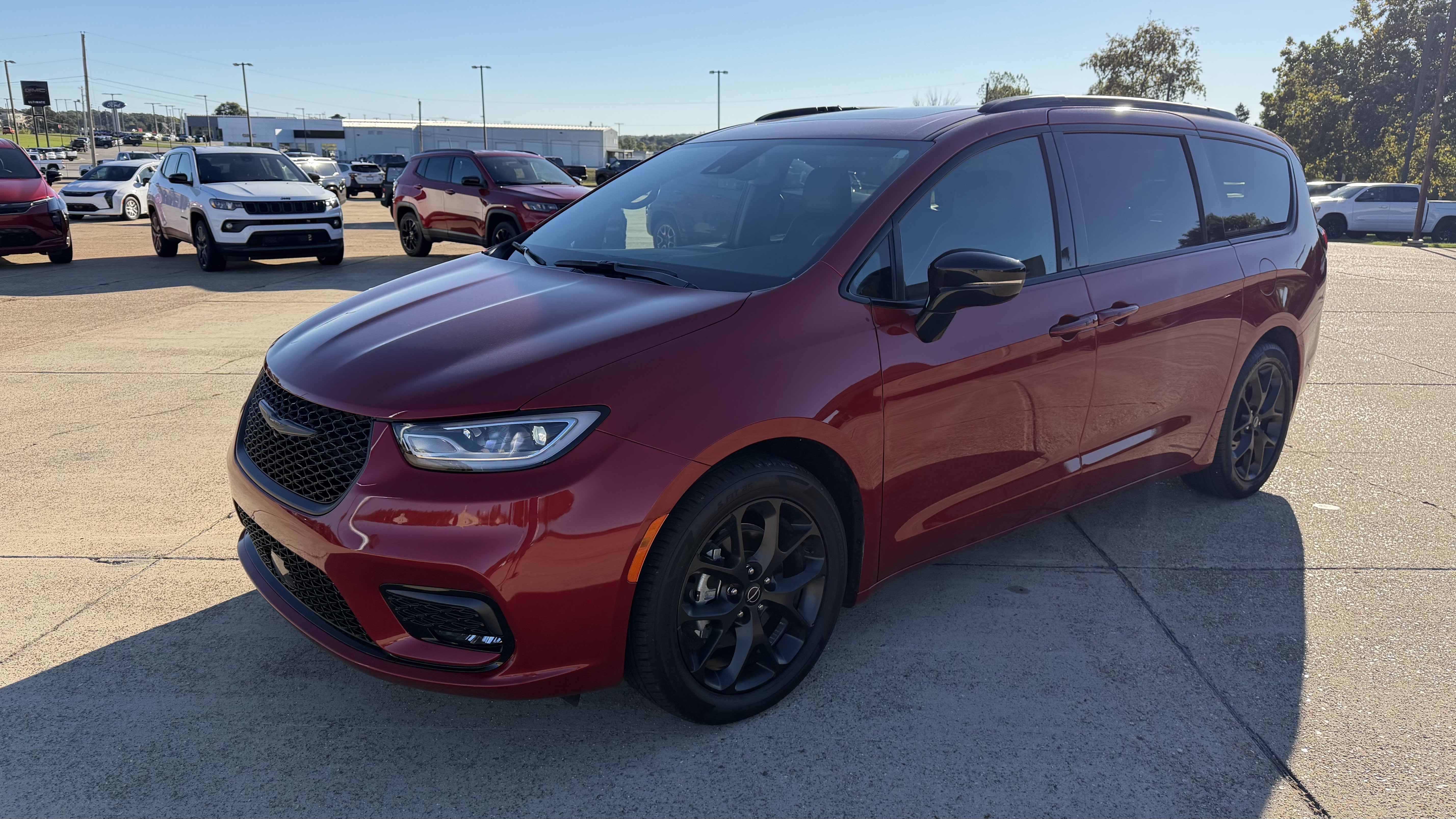 Used 2026 Chrysler Pacifica Limited w/ S Appearance Package FWD image 2