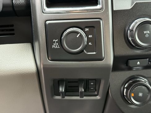 Used 2017 Ford F250 XLT w/ XLT Premium Package AWD/4WD image 23