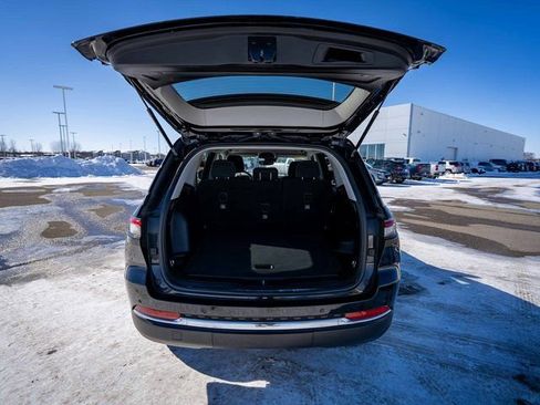 Used 2023 Jeep Grand Cherokee Laredo image 14