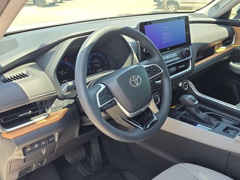 Used 2025 Toyota Grand Highlander AWD Hybrid image 13