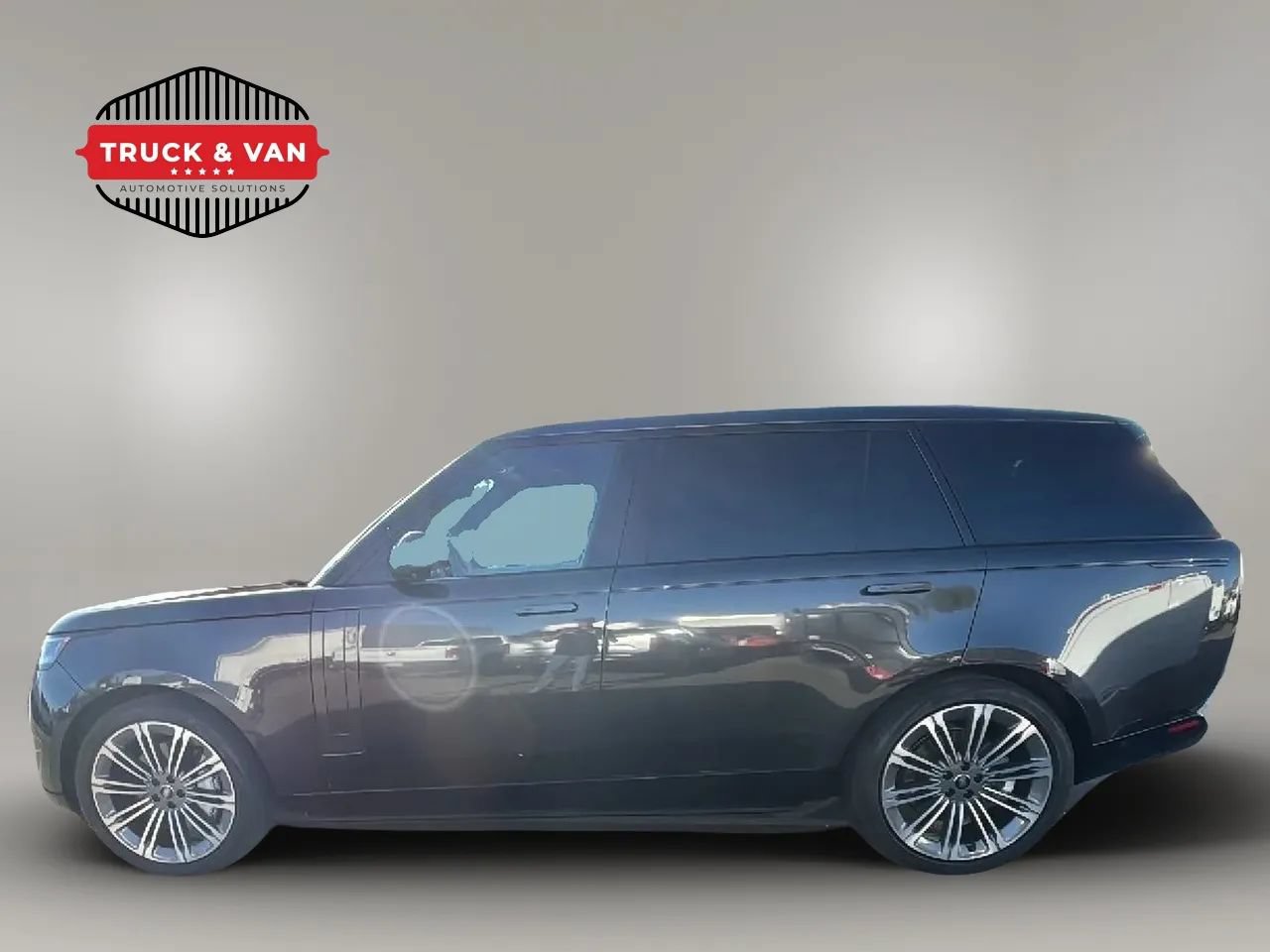 Used 2024 Land Rover Range Rover Long Wheelbase SE AWD/4WD image 2