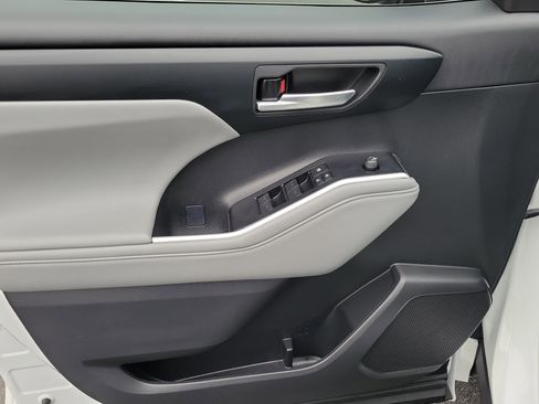 Certified 2025 Toyota Highlander XLE image 22