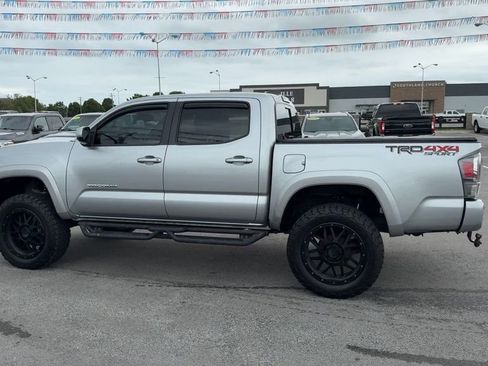 Used 2022 Toyota Tacoma TRD Sport w/ Technology Package AWD/4WD image 4