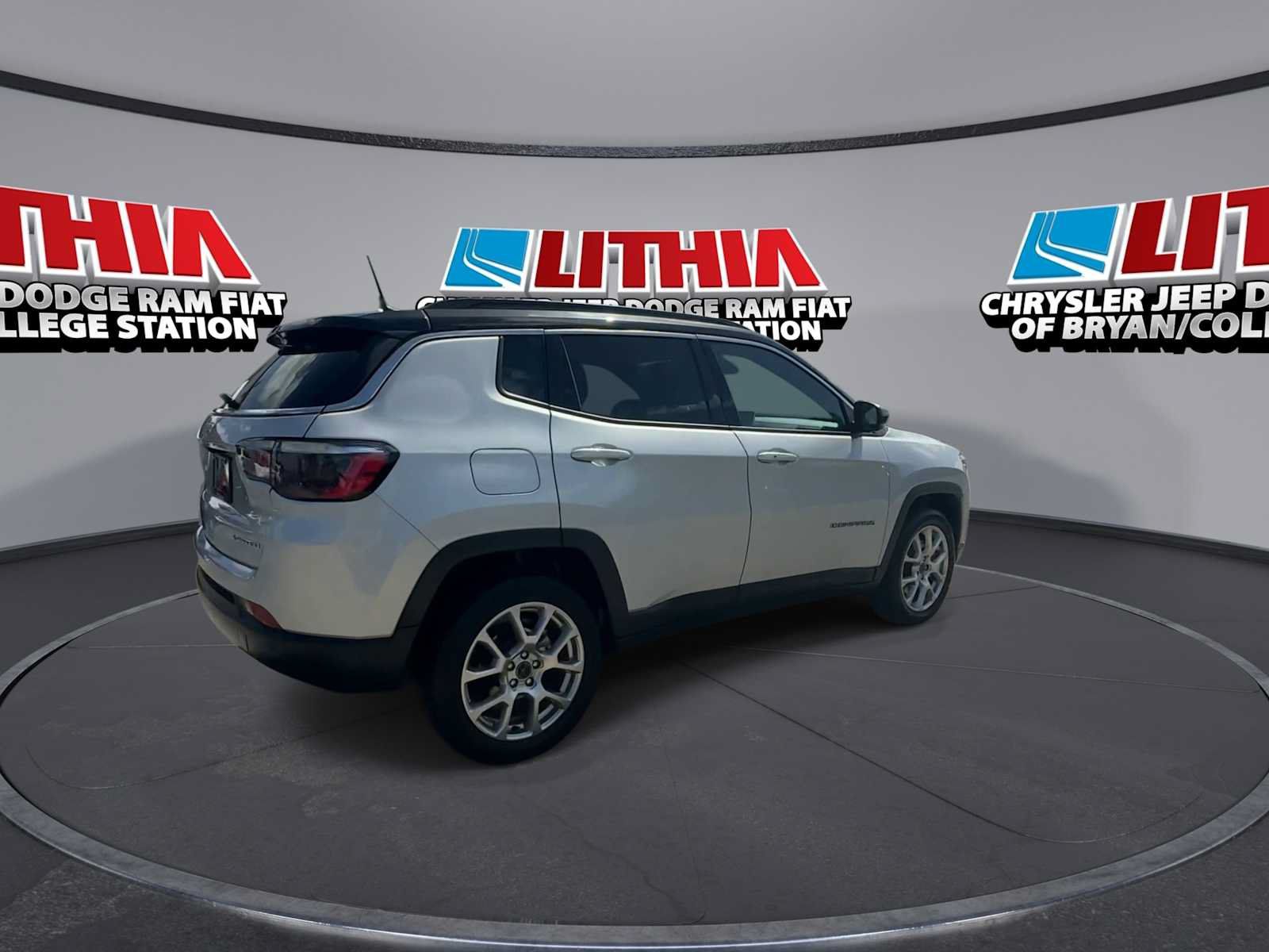 Used 2025 Jeep Compass Limited AWD/4WD image 8