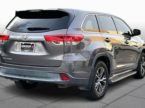 Used 2017 Toyota Highlander LE image 11