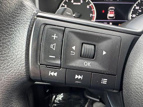 Used 2023 Nissan Rogue S image 17