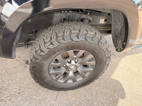 Used 2020 Toyota Tacoma SR5 AWD/4WD image 10
